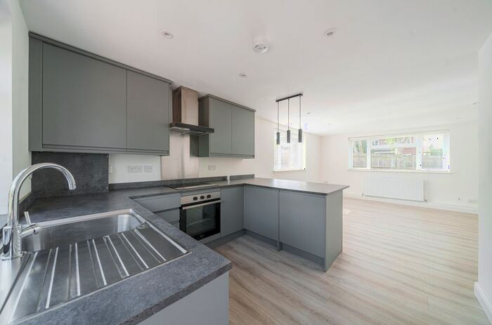 2 Bedroom Flat To Rent In Ardrossan Gardens, Worcester Park, Surrey, KT4