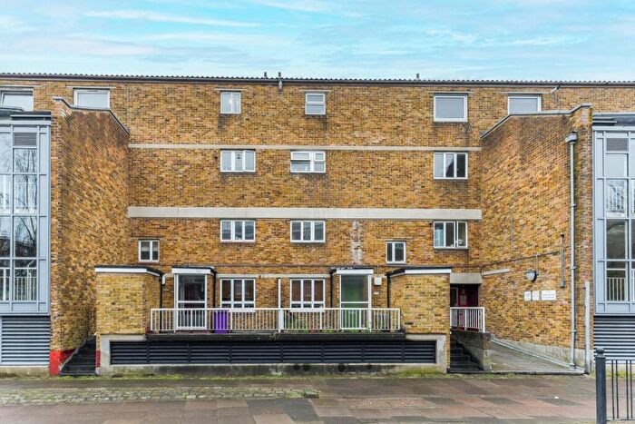 2 Bedroom Flat For Sale In Cable Street, London, E1
