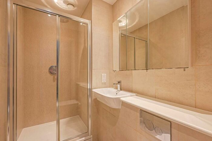 2 Bedroom Flat To Rent In Deauville Close, , Canary Wharf, London, E14