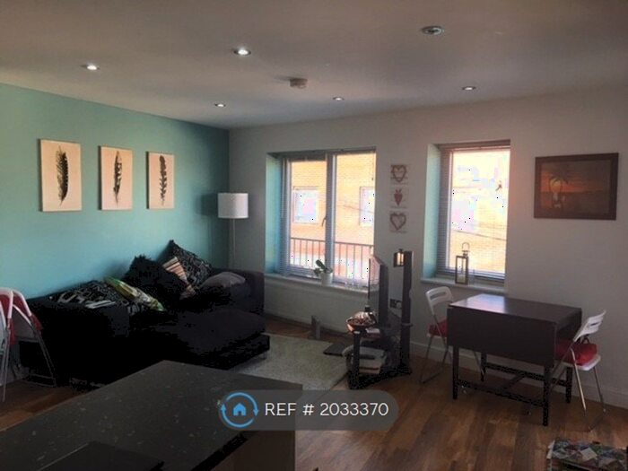 2 Bedroom Flat To Rent In Emerald Court, Watford, WD17