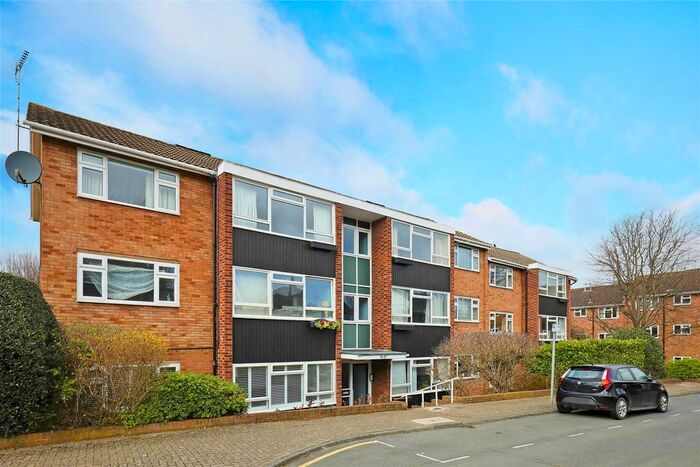 2 Bedroom Flat To Rent In Vandyke Close, Putney, SW15