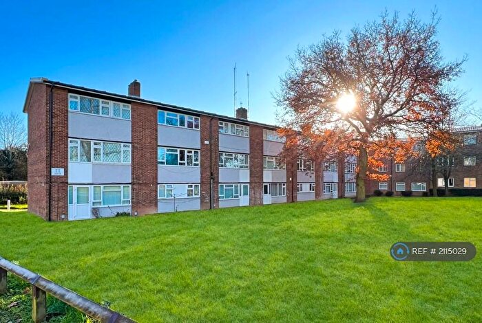 3 Bedroom Flat To Rent In Gravel Hill, Coventry, CV4