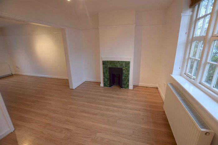 3 Bedroom Property To Rent In Asmuns Hill, London, NW11