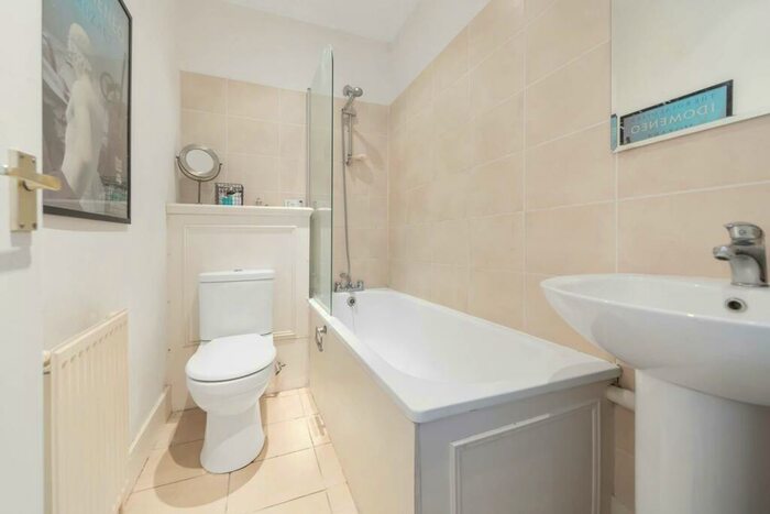 1 Bedroom Flat To Rent In Lavender Gardens, Battersea, London, SW11