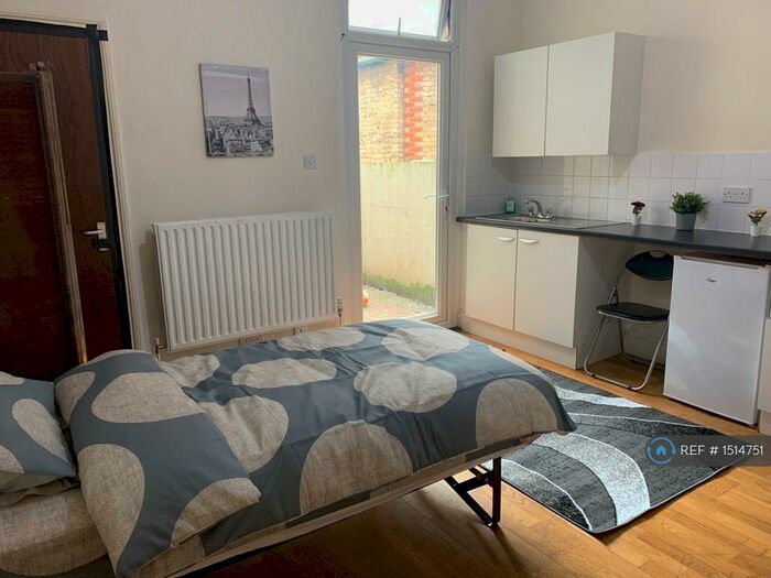 Studio To Rent In Green Lanes, London, N13