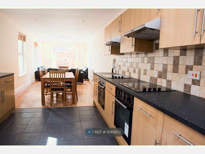 8 Bedroom Terraced House To Rent In Carlton Road, Southampton, SO15