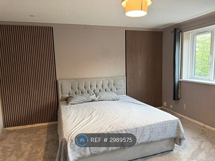 Studio To Rent In Cygnet House, London, NW6