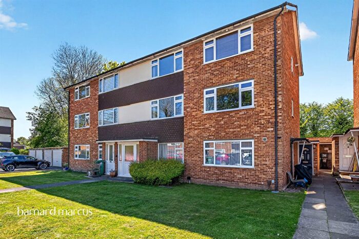 2 Bedroom Maisonette For Sale In Millside, Carshalton, SM5