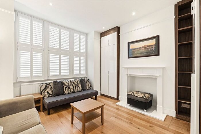 2 Bedroom Flat For Sale In Hazelbourne Road, London, SW12