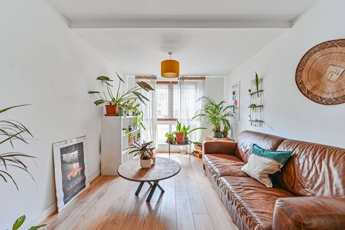 2 Bedroom Flat To Rent In Greenbanks Close, Ladywell, London, SE13