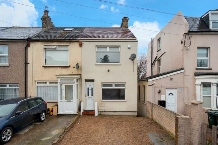 3 Bedroom End Of Terrace House To Rent In West View Road, Dartford, DA1