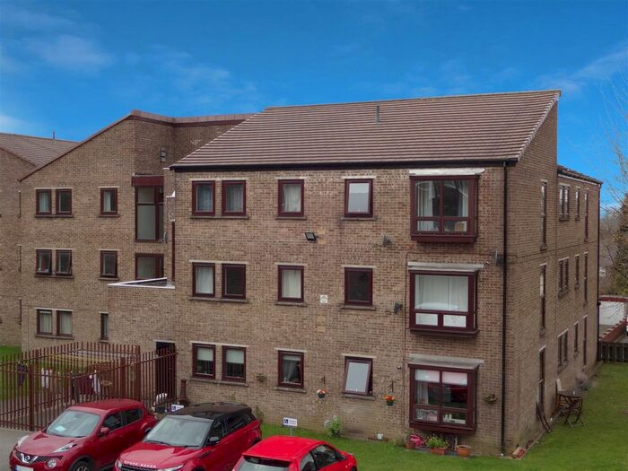 2 Bedroom Flat To Rent In Springfield Court, Banksfield Avenue, Yeadon, Leeds LS19