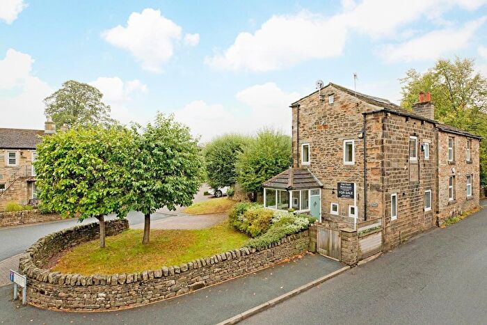 2 Bedroom Cottage For Sale In Bolton Road, Addingham, LS29