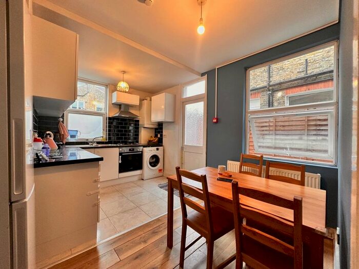 2 Bedroom Flat To Rent In Glasford Street, London, SW17