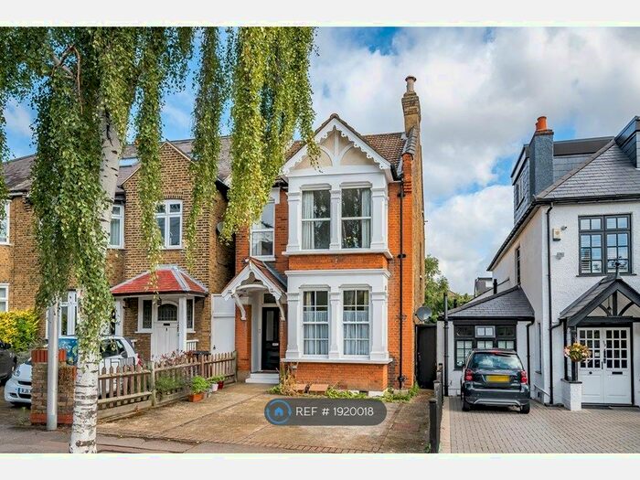 2 Bedroom Flat To Rent In South Woodford, London, E18