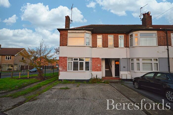 2 Bedroom Flat For Sale In Upper Brentwood Road, Gidea Park, RM2