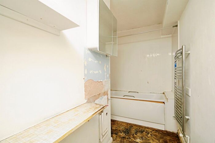 2 Bedroom Flat For Sale In Leiden Road, Headington, Oxford, OX3