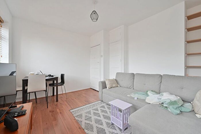 1 Bedroom Flat To Rent In South Oxhey, Bushey, WD19