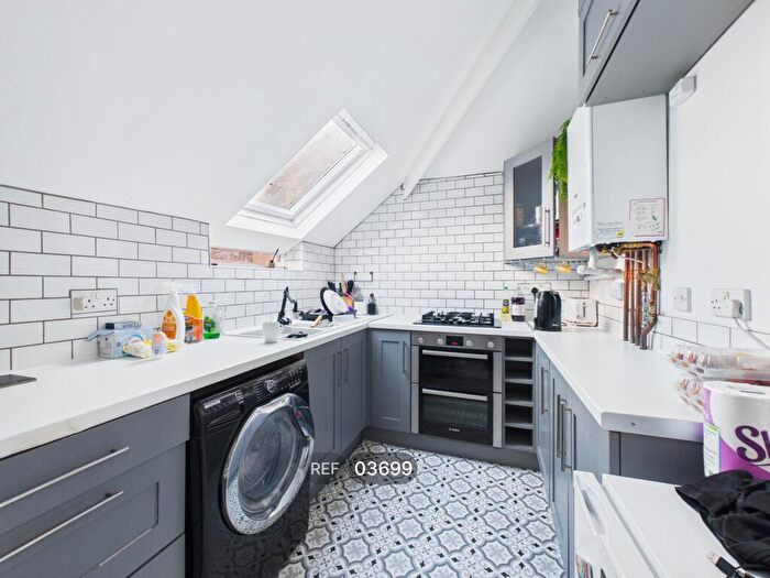 3 Bedroom Apartment To Rent In , Waterloo Crescent, Nottingham, NG7