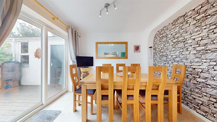 4 Bedroom Chalet For Sale In Newton Road, Swanage, BH19 - Photo 10