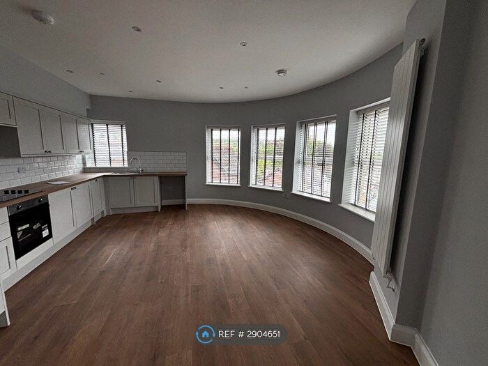 2 Bedroom Flat To Rent In Arcade Buildings, Hengoed, CF82