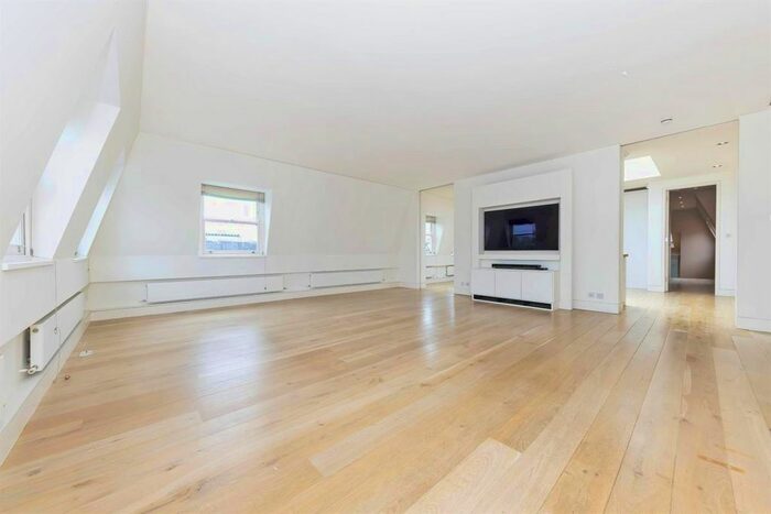 3 Bedroom Flat To Rent In Queen's Gate, London, SW7