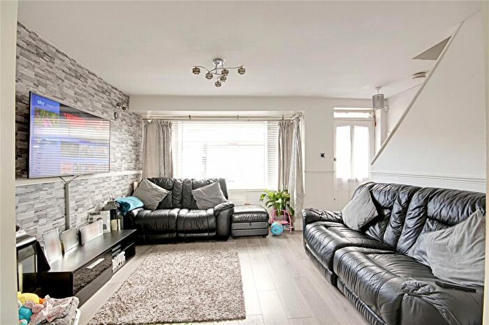 3 Bedroom End Of Terrace House For Sale In Albany Park Avenue, Enfield, EN3