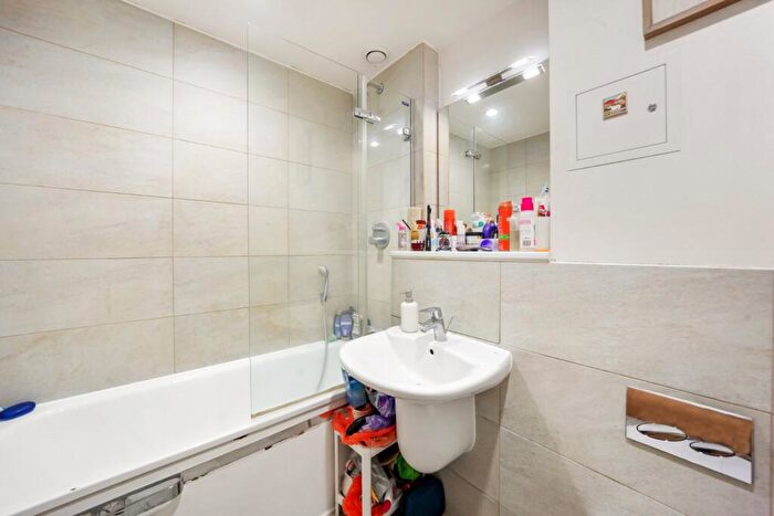 1 Bedroom Flat To Rent In Streamlight Tower, Province Square, E14