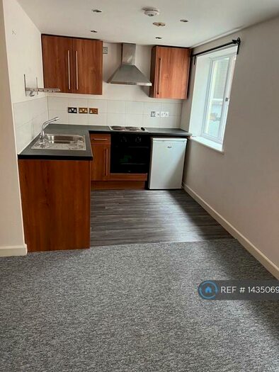 3 Bedroom Flat To Rent In Cheltenham Lane, Bristol, BS6