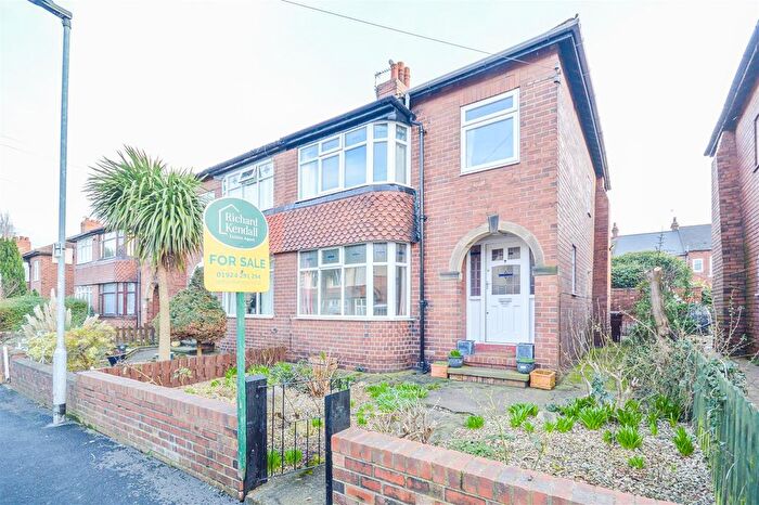 3 Bedroom Semi Detached House For Sale In Bromley Mount, Wakefield, WF1