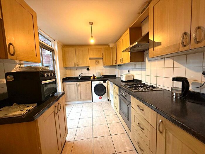 4 Bedroom Semi Detached House To Rent In Ilford, IG5