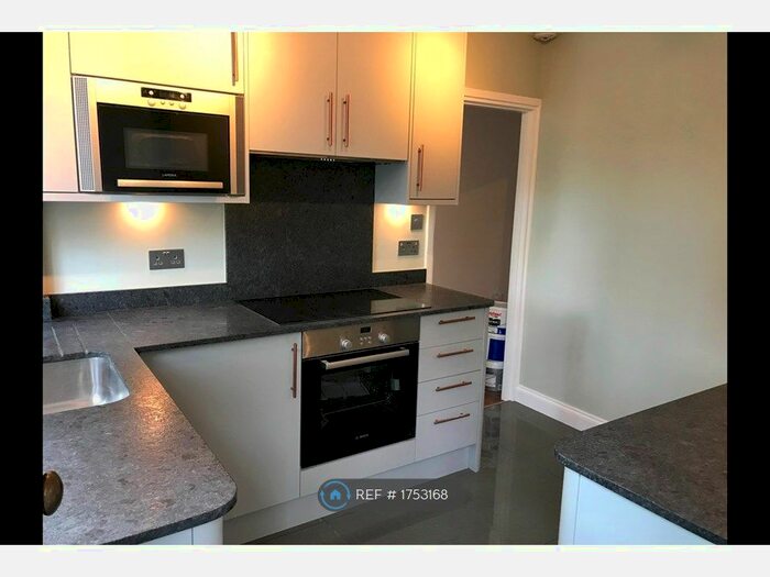 3 Bedroom Flat To Rent In Kingfisher Court, East Molesey, KT8