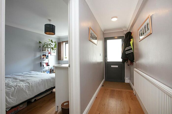 1 Bedroom Flat For Sale In Elmington Road, Camberwell, SE5