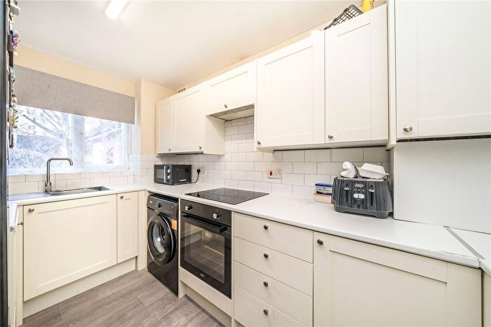 2 Bedroom Flat To Rent In Glenville Grove, Deptford, London, SE8