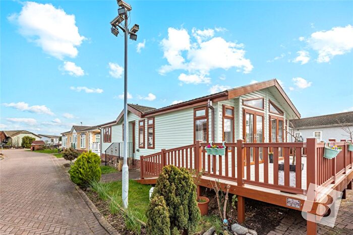 2 Bedroom Mobile/park Home For Sale In Chestnut Grove, Hayes Country Park, Battlesbridge, Wickford, SS11