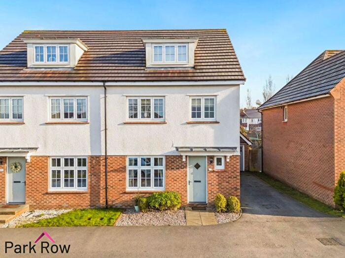 4 Bedroom Semi-Detached House For Sale In Pickering Place, Garforth, Leeds, LS25