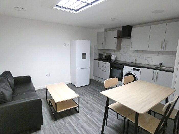 3 Bedroom Flat To Rent In Temple Street, London, E2