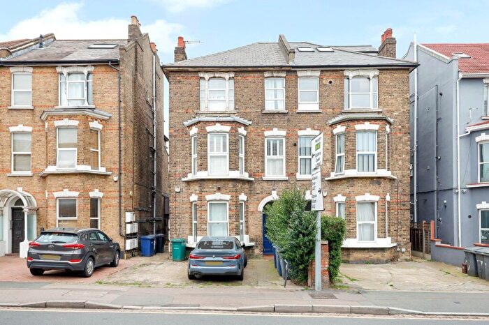2 Bedroom Flat For Sale In Claremont Road, London, NW2