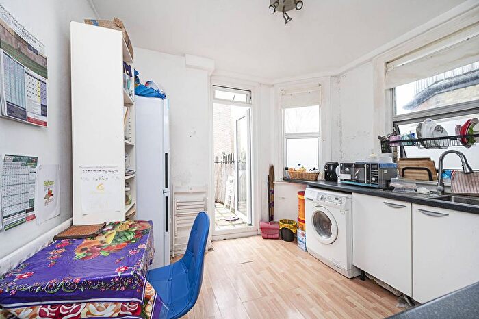 1 Bedroom Flat To Rent In Cavell Street, Whitechapel, London, E1
