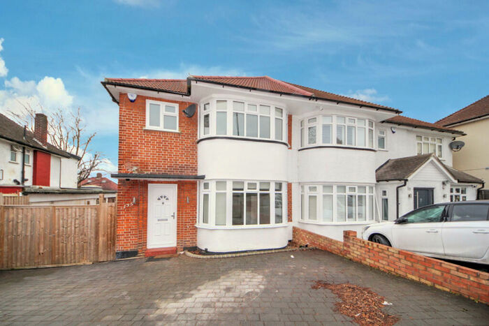 3 Bedroom Semi-Detached House To Rent In Waterfall Road, Southgate, N14