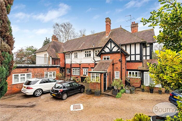 3 Bedroom Flat For Sale In Sandy Lane, Woking, Surrey, GU22