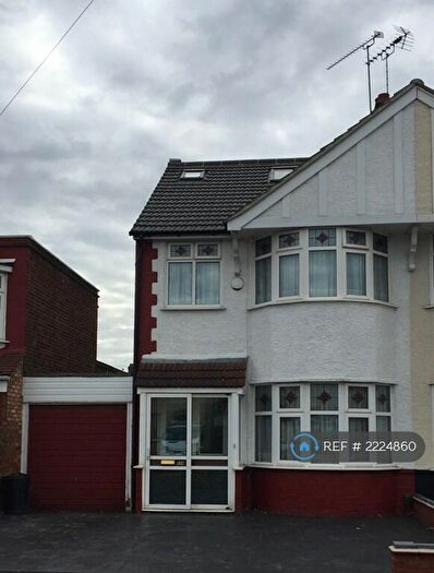 4 Bedroom Semi-Detached House To Rent In Rushden Gardens, Ilford, IG5