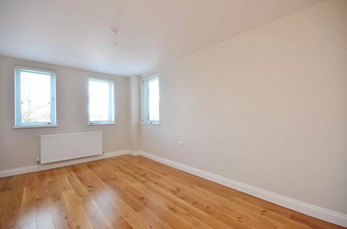 3 Bedroom Flat To Rent In Choumert Road, Peckham, London, SE15