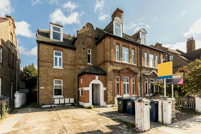 3 Bedroom Flat To Rent In Newburgh Road, London, W3