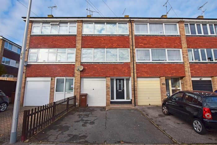 4 Bedroom Town House To Rent In Beverley Close, Rainham, Gillingham, ME8