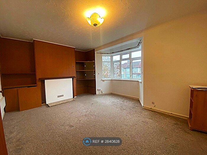 3 Bedroom Flat To Rent In Dagenham Road, Romford, RM7