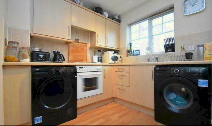 2 Bedroom Flat For Sale In Newbury, Berkshire, RG14