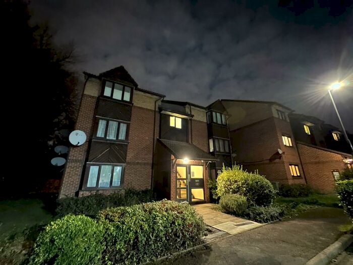 Flat To Rent In Pavilion Way, Edgware, HA8