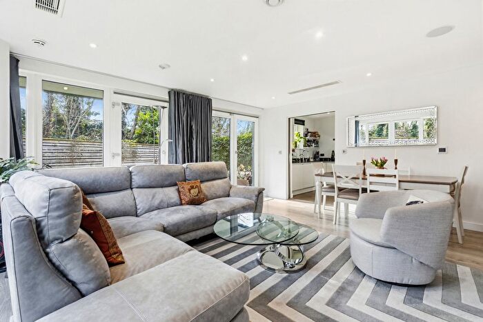 2 Bedroom Flat To Rent In Halcyon Close, SW13