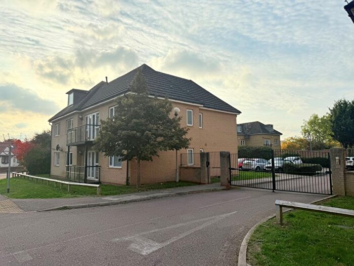 2 Bedroom Flat To Rent In Gloucester Court, Hatfield, AL10